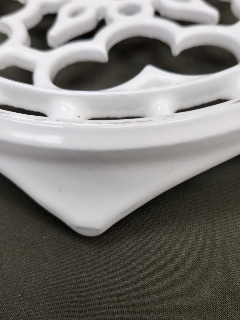 Le Creuset Footed White Cast Iron Round Trivet Glossy Floral France Pre-loved - Picture 5 of 11